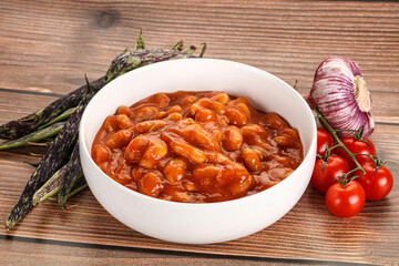 White beans in tomato sauce