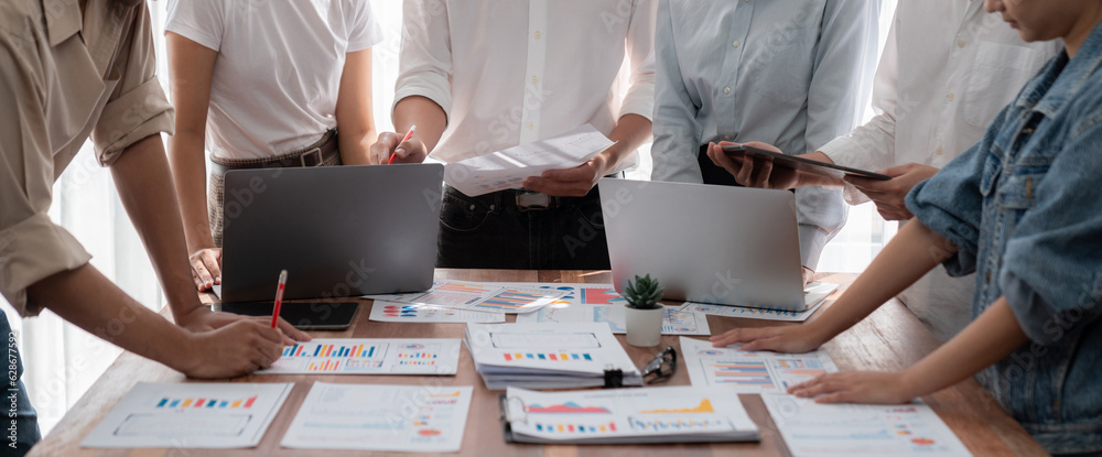 Leinwandbilder analyst team utilizing bi fintech to analyze and pointing at financial dashboard paper office. busin