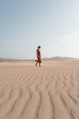 Fototapeta na wymiar Beautiful Caucasian woman in the middle of a desert landscape