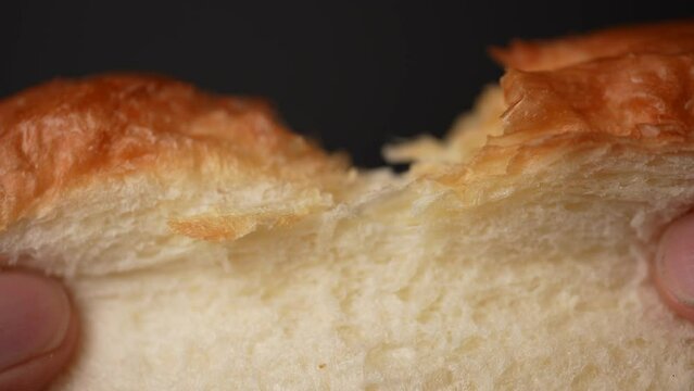 食パンをちぎるクローズアップ動画