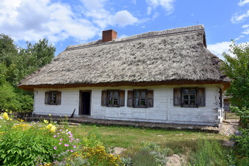 Fototapeta na wymiar Skansen, stare domy, wieś, chałupy w Sierpcu