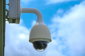 Seitenansicht auf eine moderne Sicherheitskamera oder Überwachungskamera in einem Außenbereich...