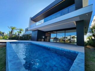 Obraz premium casa com piscina