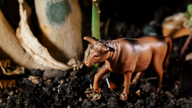 animales miniatura, toros , vacas, pollos, chivos sobre tierra y sobre hojas naturales, concepto de ganaderia , dia mundial de los animales, granjas.