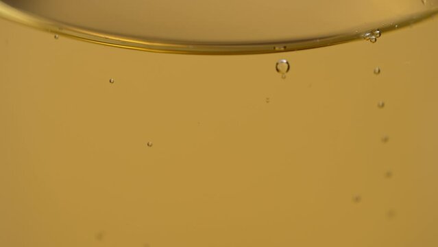 スーパースロー映像：グラスに注がれたビールの泡をマクロ撮影