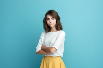 Obraz premium Portrait of a smiling fictional young elegant and stylish woman model. Isolated on a plain colored background. Generative AI.