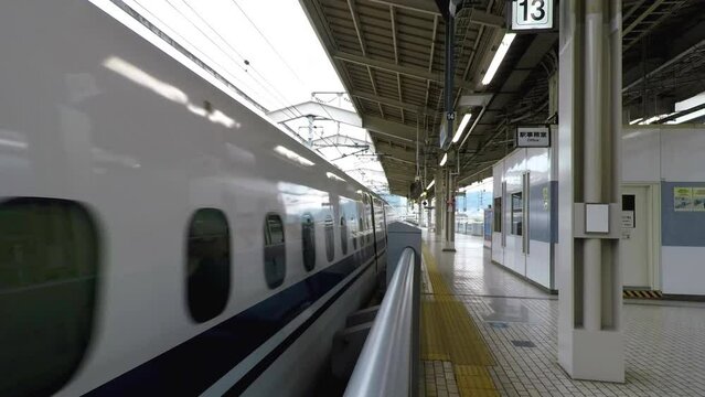 交差する新幹線