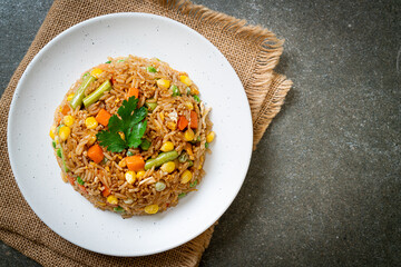  fried rice with green peas, carrot and corn