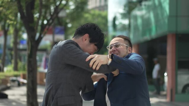 街中喧嘩する男性2人