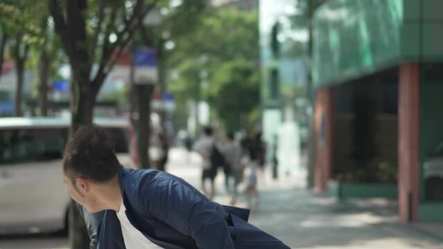 街中で喧嘩して人を殴る男性
