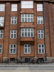 Obraz premium Old building facade and bicycles in front of it.