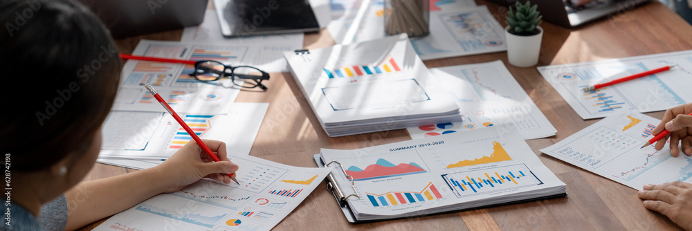 Leinwandbilder analyst team utilizing bi fintech to analyze and pointing at financial dashboard paper office. busin
