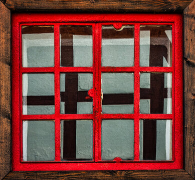 Rotes Sprossenfenster