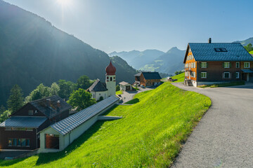 das Dorf Marul im Grosswalsertal mit seiner markanten Kirche mit rotem Zwiebelturm. Sommer im Natura 2000 Gebiet. 