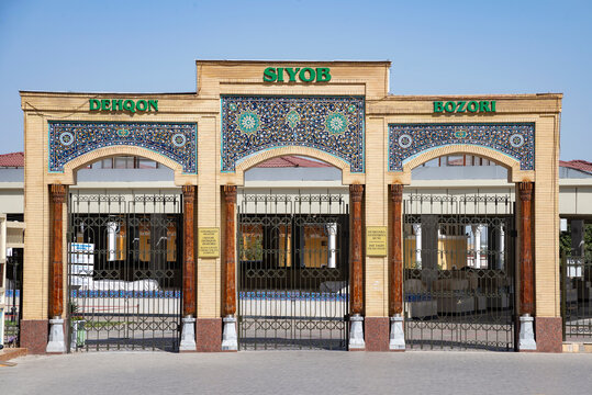 SAMARKAND, UZBEKISTAN - SEPTEMBER 12, 2022: The gate of the main entrance to the Siab bazaar