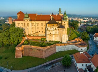 Zamek Królewski na Wawelu w Krakowie z lotu ptaka = dron mavic 3 classic