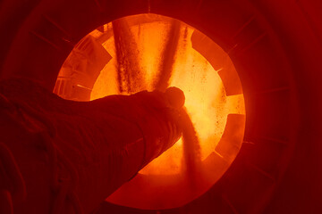 Combustion chamber of furnace with streams of hot gas