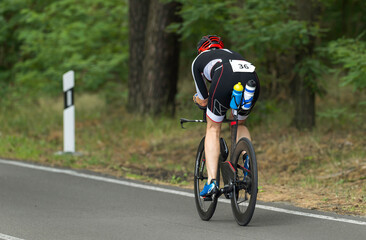 Eine Fahrerin bei einem Triathlon