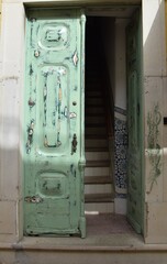 vieille porte dans ruelle à Faro, Portugal