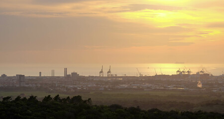 Strand von Livorno in Italien mit Industriehafen bei Sonnenuntergang Abendrot