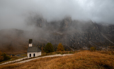 Fototapeta na wymiar Church of cappella di san Maurizio at the Passo gardena pass in the Dolomites