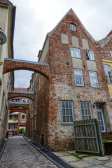 Historisches Backsteingebäude und schöne Gasse in Lübeck
