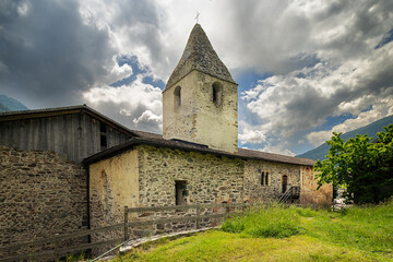 Fototapeta na wymiar St. Johann-Kirche in Taufers im Münstertal