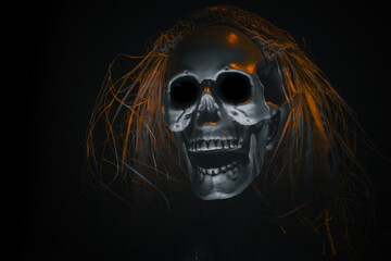 eine gruselige halloween puppe mit gruseliger lichtstimmung
