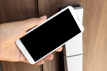 スマートフォンでドアのカギを開錠するイメージ