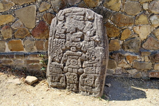Glyphes grav&eacute;s dans la pierre. (Ecriture Maya). Mexique.
