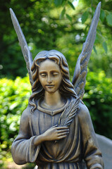 Obraz premium Statue eines Engels auf einem Friedhof