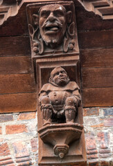 Schnitzereien an einem historischen Haus in Lübeck