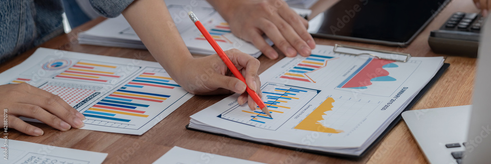 Leinwandbilder analyst team utilizing bi fintech to analyze and pointing at financial dashboard paper office. busin