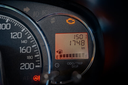 screen display to inform the car's fuel level with an indicator bar