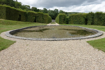Bassin et jet d'eau dans les jardins du château de Freÿr en Belgique