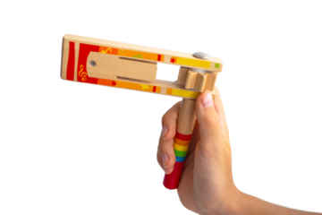 Bambino suona uno strumento musicale Raganella 