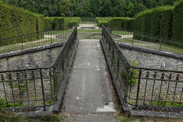 Vue du pavillon d'été du château de Freÿr sur les jardins à la Française