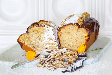 hausgemachter Schokolade-Nuss-Kuchen selbst gebacken