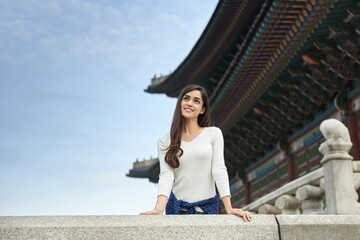 a foreign woman who travels to tourist attractions in Korea