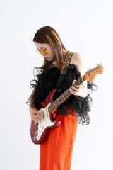 ギターを弾く女性