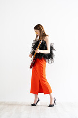 ギターを弾く女性