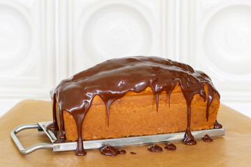 hausgemachter Kuchen mit Schokolade &uuml;berzogen - frisch gebacken