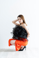 ステージ衣装を着た女性