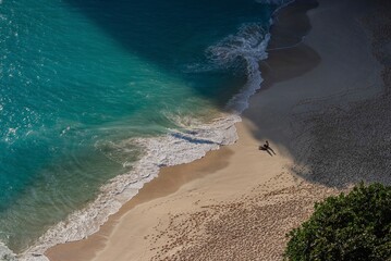 A couple enjoying sunset at Kelingking Beach