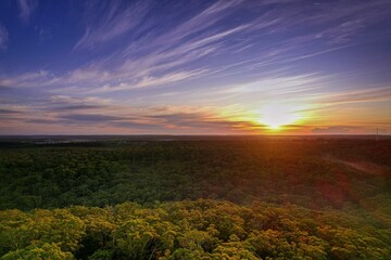 Idyllic sunset view over a mountain range in Appin Town, Australia, with lush evergreen foliage © Squiressquire/Wirestock Creators