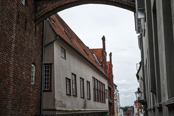 Gasse am historischen Gildehaus der Schiffergesellschaft in der Altstadt von Lübeck
