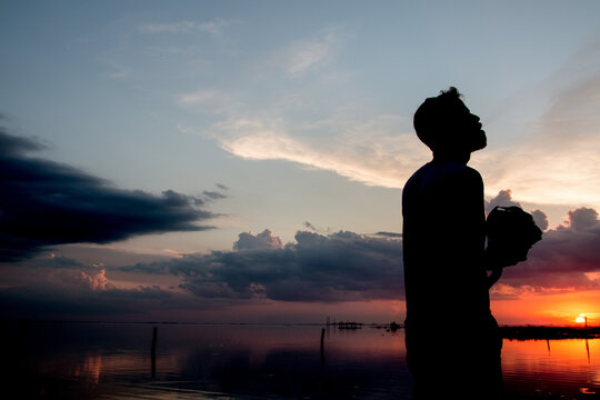 Silueta De Hombre Junto A La Playa Durante El Atardecer