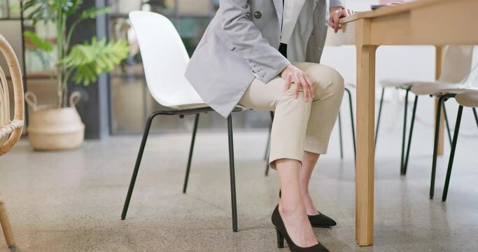 woman has knee joint painful