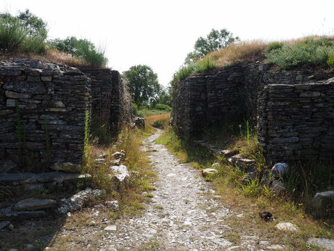 calzada romana de acceso al castro de castromaior en lugo, galicia, espa&ntilde;a, europa