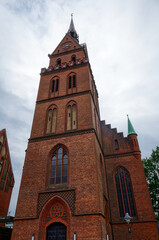 Turm der historischen Jakobi-Kirche in der Altstadt von Lübeck